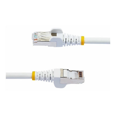 Zwei weiße Ethernet-Kabel-Stecker mit gelben Akzenten und transparenten Verbindern vor weißem Hintergrund.