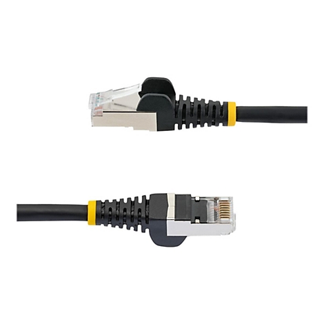 Zwei RJ45-Stecker mit schwarzem Kabel, gelber Markierung und transparentem Stecker, auf weißem Hintergrund.