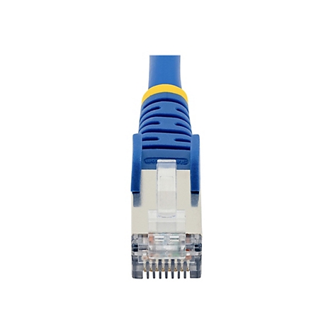 Nahaufnahme eines blauen Ethernet-Kabels mit gelben und transparenten Akzenten. Der Stecker ist im Fokus.