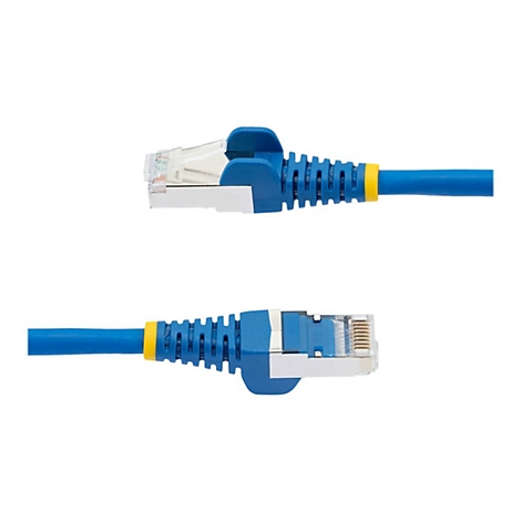 Zwei blaue Ethernet-Kabelstecker vor weißem Hintergrund. Stecker mit blauem Gehäuse und gelbem Ring.