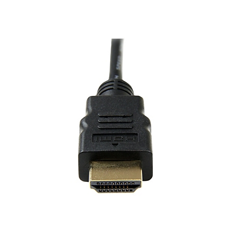 Nahaufnahme eines schwarzen HDMI-Kabels mit goldenem Anschluss. Der Stecker ist nach vorne gerichtet. Der Hintergrund ist weiss.