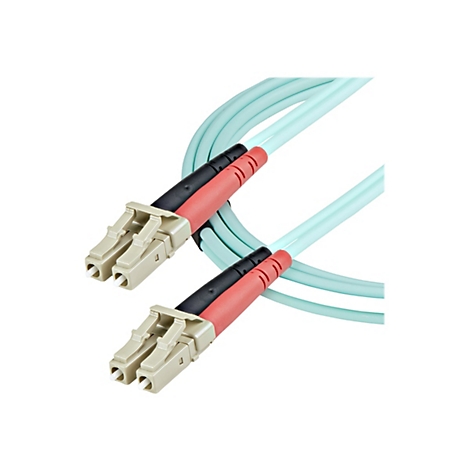 Zwei Lichtwellenleiterkabel mit grauen Steckern, schwarzen und roten Verbindungsstücken und hellblauen Kabeln vor weißem Hintergrund.