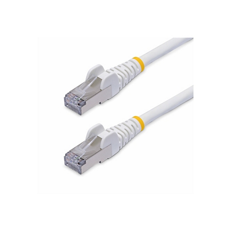 Zwei weiße Netzwerkkabel mit Steckern, gelbe Ringe. Isoliert vor weißem Hintergrund.