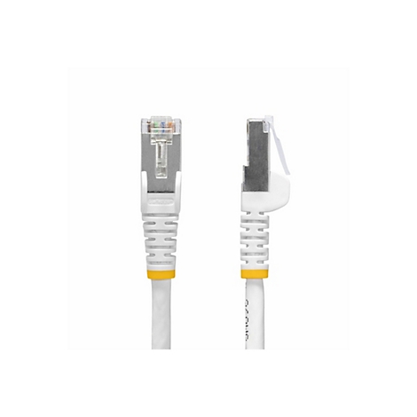 Zwei weiße Ethernet-Kabel, eines mit Steckeransicht, eines von der Seite, auf weißem Hintergrund.