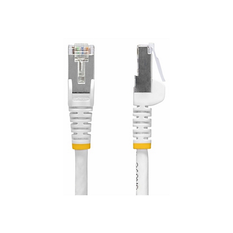 Zwei weiße Ethernet-Kabel, Ansicht von vorne und von der Seite. Gelbe Manschette. Sichtbar ist StarTech.com.