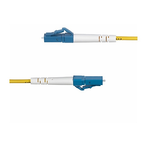 Zwei Glasfaserkabel mit blauen Steckern und gelben Kabeln, vor weißem Hintergrund.