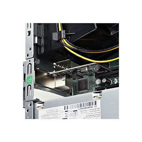 Gros plan sur l'intérieur d'un boîtier d'ordinateur, montrant la carte mère et l'alimentation. Des câbles jaunes et noirs sont visibles.