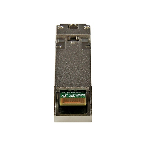Vue de dessus d'un module SFP. Le boîtier métallique est argenté, une puce verte avec des inscriptions est visible.