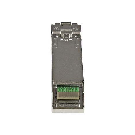 Metallfarbener Netzwerkstecker mit grünem Chip, Detailaufnahme.