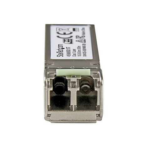 Ein silberner Netzwerktransceiver mit schwarzen Anschlüssen und weißen Produktetiketten. Der Transceiver trägt Logos und Text.