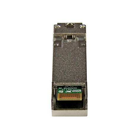 Ein Metallteil für die Datenübertragung, in Nahaufnahme. Auf einer grünen Platine sind Buchstaben und Zahlen zu sehen.