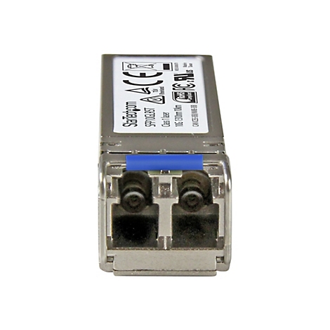 Ein silberfarbenes SFP-Modul mit Aufschrift StarTech.com und blauer Halterung.