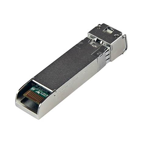 Metallfarbener SFP-Transceiver. Oben ein Stecker, ein grüner Chip mit Schriftzügen an der Seite.