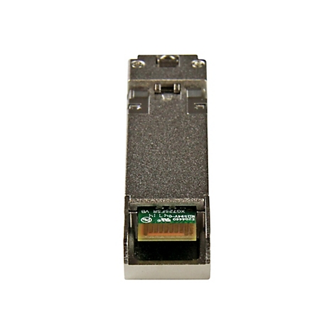 Nahaufnahme eines silberfarbenen SFP-Transceivers mit grünem Chip. Auf dem Chip stehen mehrere Textbezeichnungen.