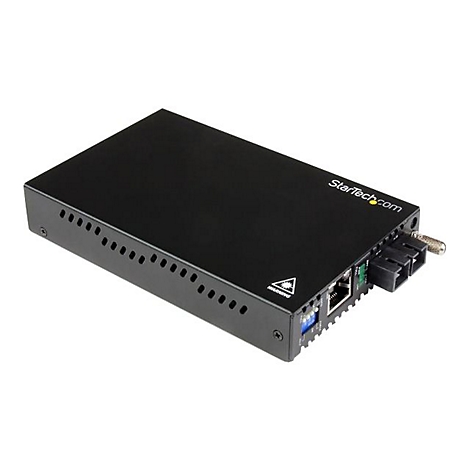 Schwarzer Netzwerk-Switch, mit "StarTech.com" Logo. Er hat Löcher an der Seite und Anschlüsse.