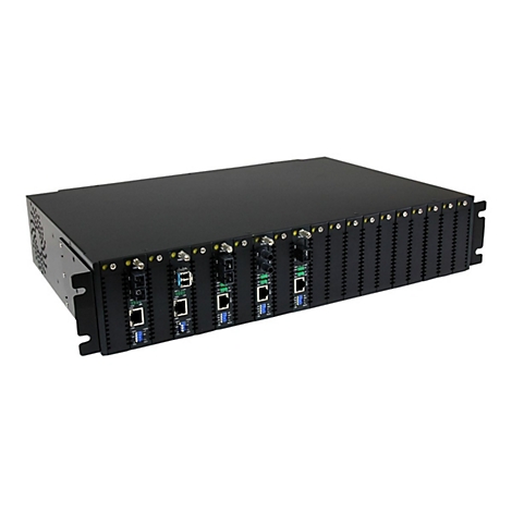 Schwarzes Netzwerkgerät mit mehreren Steckplätzen für Netzwerkmodule. Detailansicht der Anschlüsse und Anzeigen.