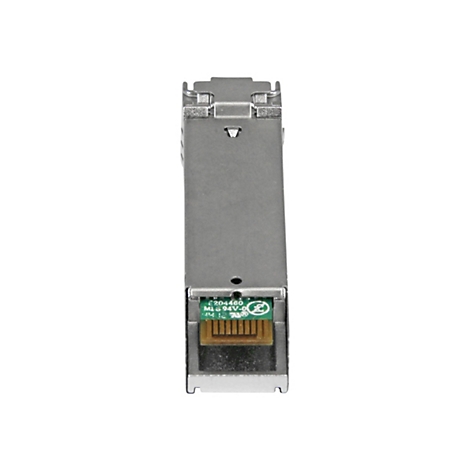 Ein silberfarbener SFP-Transceiver vor weißem Hintergrund. Auf einer kleinen grünen Platine sind Zahlen und Buchstaben zu sehen.