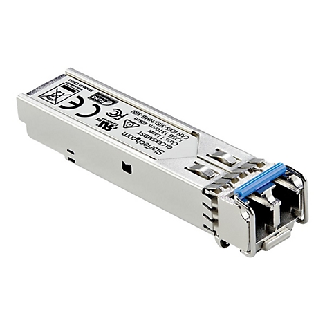 Ein silbernes Netzwerkmodul, Detailansicht. Blaue Halterung. Aufschrift: StarTech.com.