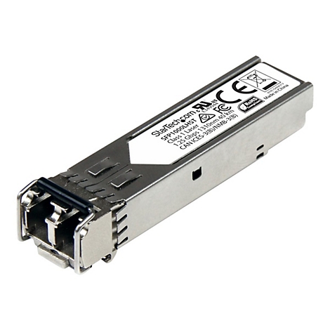 Ein silberner SFP-Transceiver mit weißem Etikett, das Produktinformationen und Logo zeigt.