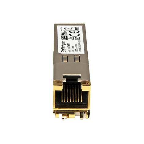Ein SFP-Modul, aus Metall mit goldenen Kontakten, auf weißem Hintergrund.