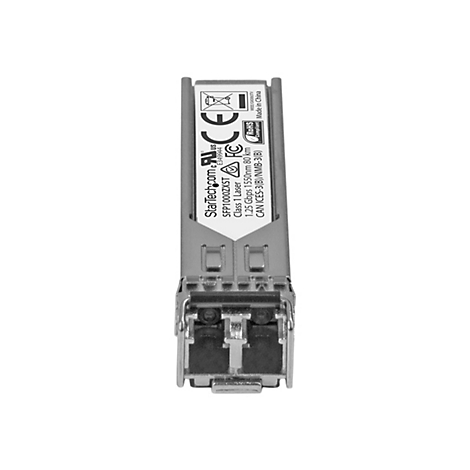 Ein silbernes SFP-Modul, beschriftet mit Produktinformationen und Logos.