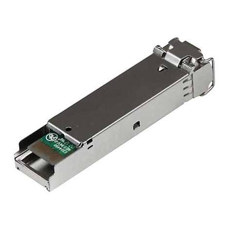 Ein silberner SFP-Transceiver, einsteckbar mit grünem Chip, Detailschriftzug.