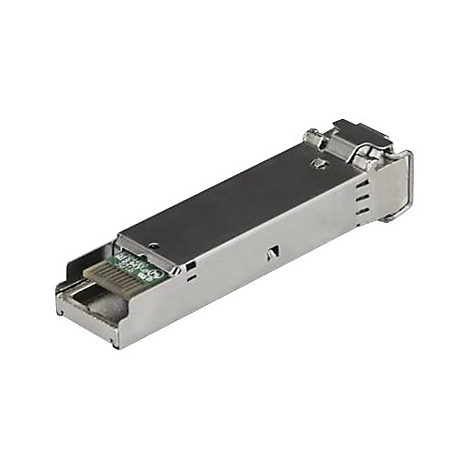 Ein silberner SFP-Transceiver, ein Netzwerk-Hardware-Bauteil, mit einem grünen Steckverbinder und metallischen Merkmalen.