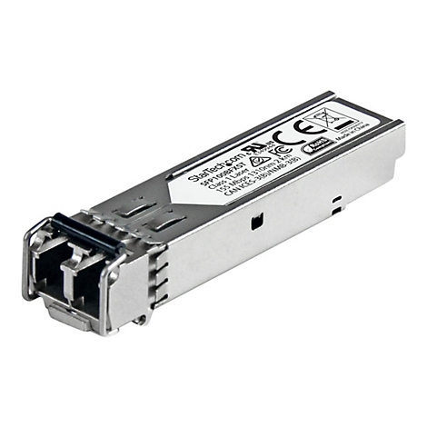 Ein silberner Netzwerkstecker mit Aufschrift StarTech.com und technischen Daten. Aufkleber mit CE-Zeichen, RoHS-Konformität.