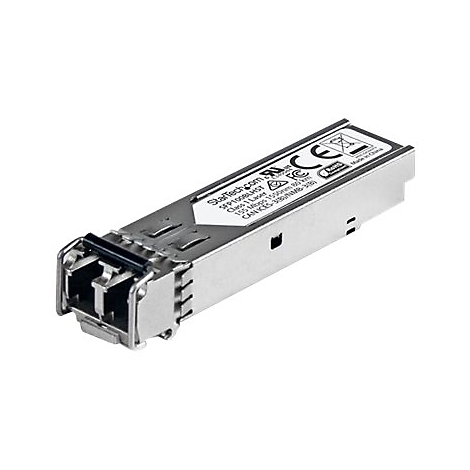 Ein silbernes SFP-Transceiver-Modul mit Aufdrucken. Es liegt diagonal auf weißem Hintergrund.
