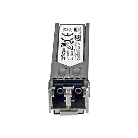 Ein silberner SFP-Transceiver, ein elektronisches Gerät, mit Etikett mit Text. Auf weissem Hintergrund.