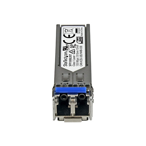 Ein SFP-Modul, silberfarbenes Metallgehäuse mit blauer Arretierung. Beschriftung: StarTech.com, CE-Kennzeichnung und technische Details.