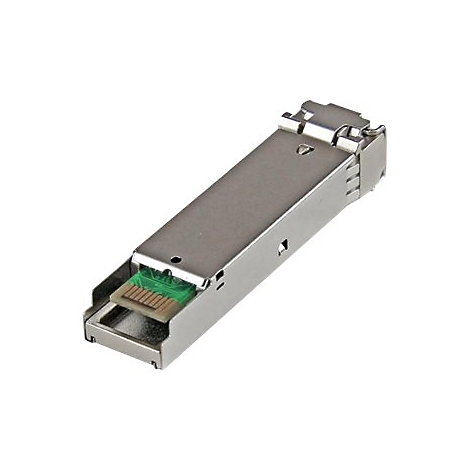 Ein silberner SFP-Transceiver. Vorderseite mit grünem und goldfarbenem Anschluss.