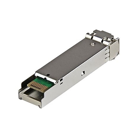 Metallfarbener SFP-Transceiver auf weißem Hintergrund. Stecker mit Leiterplatte und goldfarbenen Kontakten.