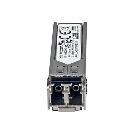 Ein SFP-Transceiver aus Metall. Beschriftung mit technischen Daten, Logo und Zertifizierungen.