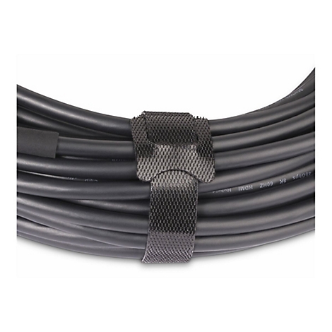 Gros plan d'un câble HDMI noir enroulé avec une sangle velcro.