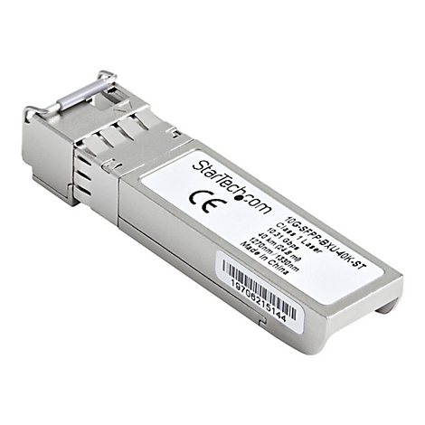 Ein silberfarbenes SFP-Modul mit Aufdrucken von StarTech.com und technischen Daten. Mit CE-Zeichen und Seriennummer.