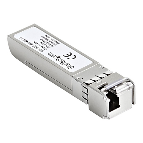 Ein silbernes Netzwerk-Transceiver-Modul mit weißen Aufklebern, auf denen Informationen wie Hersteller und technische Daten stehen.