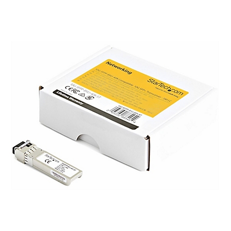 Ein SFP+ Transceiver und eine Verpackung von StarTech.com. Auf der Verpackung steht "Networking" und "10G-SFPP-BXU-40K".