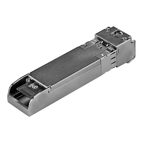 Metallfarbenes elektronisches Modul mit Steckverbindern und Chips, isoliert auf weißem Hintergrund.