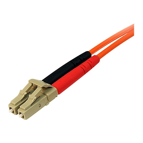 Nahaufnahme eines Glasfaserkabels mit orangefarbenen, schwarzen und roten Kabeln und einem beigefarbenen Stecker.