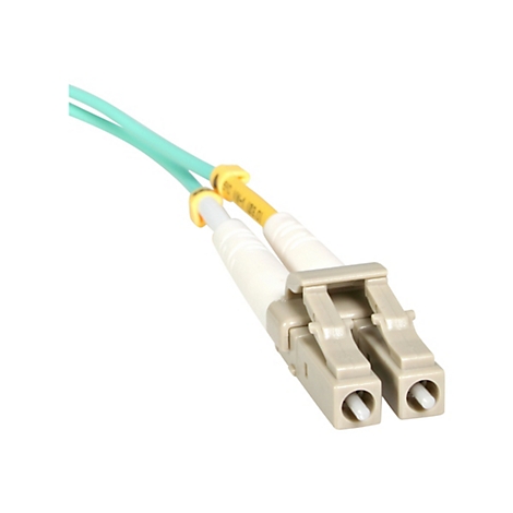 Nahaufnahme eines Glasfaserkabels mit zwei hellgrünen Kabeln und weißen Steckern. Der Stecker ist hellgrau.