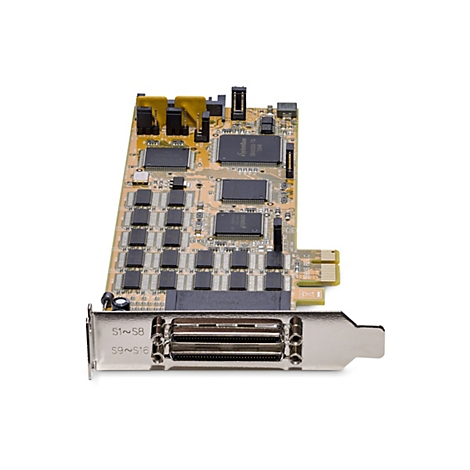 Eine Computerkarte mit goldfarbenen Leiterbahnen und schwarzen Chips, umgeben von einem metallischen Anschluss.