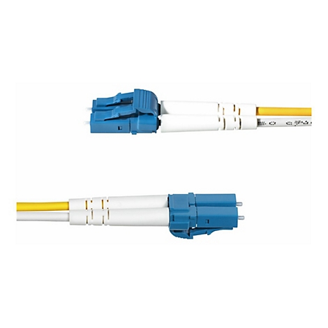 Deux câbles à fibre optique avec connecteurs bleus et câbles jaunes/blancs sur fond blanc.