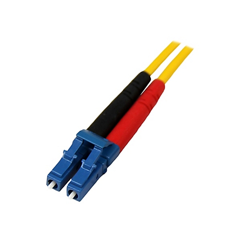 Zwei optische LC-Duplex-Glasfaserkabel. Ein Kabel ist schwarz, das andere rot, verbunden durch einen blauen Stecker.