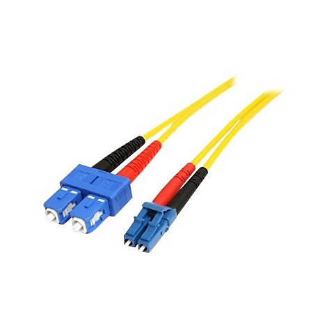 Zwei gelbe Glasfaserkabel mit blauen und schwarzen Steckern auf weißem Hintergrund.