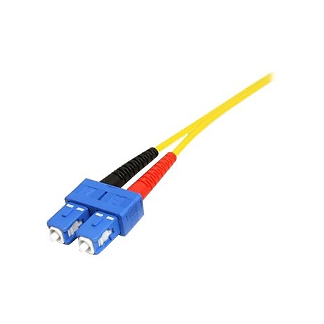 Blaues Glasfaserkabel mit gelben Kabeln. Der Stecker ist blau, die Kabel sind rot und schwarz.