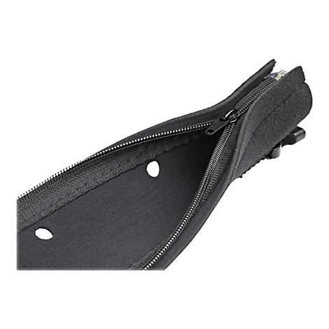 Nahaufnahme einer schwarzen Tasche mit Reißverschluss, zwei Löchern und einem kleinen schwarzen Clip.
