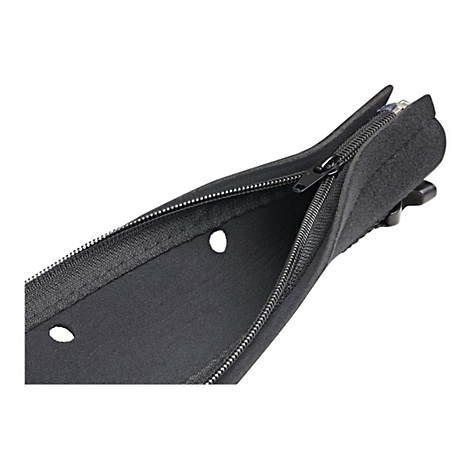 Detailaufnahme einer schwarzen, offenen Tasche mit Reißverschluss, zwei weißen Löchern und einem schwarzen Verschluss.