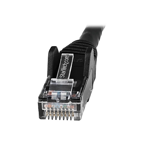 Nahaufnahme eines schwarzen RJ45-Steckers mit transparentem Stecker und Beschriftung "StarTech.com".
