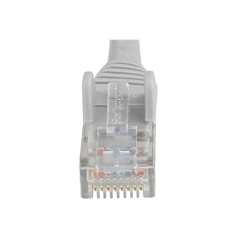 Nahaufnahme eines RJ45-Steckers von StarTech.com. Der Stecker ist transparent, der Kabelmantel grau. Der Stecker hat goldfarbene Kontakte, und auf der Oberfläche ist der Markenname StarTech.com zu sehen.
